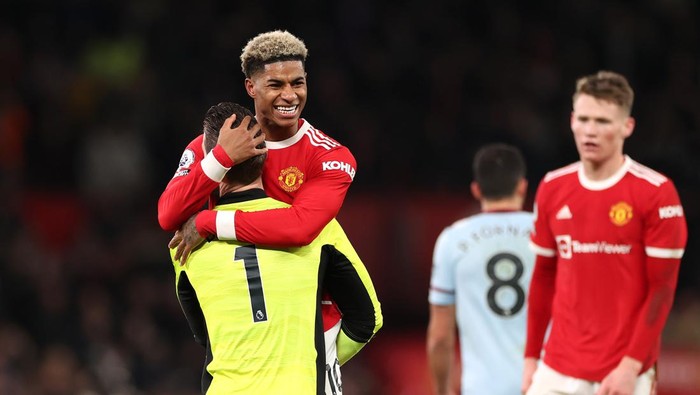 MANCHESTER, ENGLAND - JANUARY 22: David De Gea embraces Marcus Rashford of Manchester United after their sides victory during the Premier League match between Manchester United and West Ham United at Old Trafford on January 22, 2022 in Manchester, England. (Photo by Naomi Baker/Getty Images)