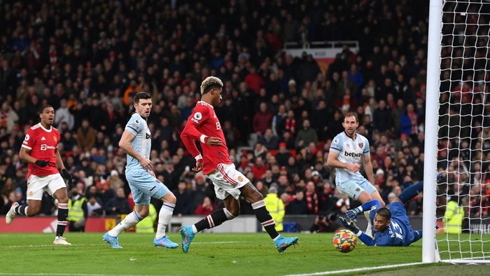 MANCHESTER, ENGLAND - JANUARY 22: Marcus Rashford of Manchester United scores their teams first goal during the Premier League match between Manchester United and West Ham United at Old Trafford on January 22, 2022 in Manchester, England. (Photo by Laurence Griffiths/Getty Images)