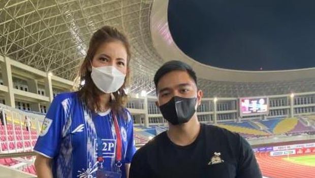 Maya Damayanti Maya Damayanti saat menonton Persis Solo vs PSCS Cilacap di Liga 2 2021