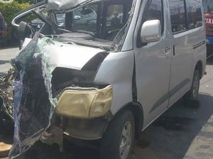 Minibus Seruduk Truk di Jaktim, Sopir Terjepit Dilarikan ke Rumah Sakit