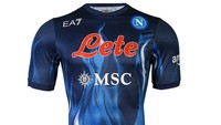 Teranyar, Napoli mengeluarkan jersey dengan motif nyala api, dan sudah bisa dibeli di toko resmi mereka. Menurut Football Italia, konsep jersey ini melambangkan cinta dan hasrat suporter Napoli yang terus membara. Foto: Dok. Napoli