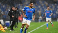 Sementara di Liga Europa, baju kandangnya ada corak emas di bagian bahu dan pinggir lengan, seperti yang dipakai Juan Jesus. Foto: Getty Images/Francesco Pecoraro