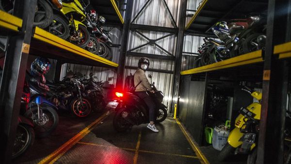 Parkir Motor Vertikal untuk Lahan Sempit di Jakarta