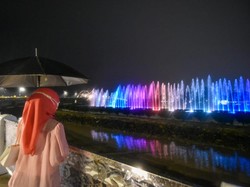 Jembatan Suroboyo Dilengkapi Air Mancur Menari Uji Coba Dibuka