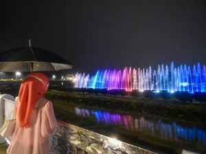 Jembatan Suroboyo Dilengkapi Air Mancur Menari Uji Coba Dibuka Jembatan Suroboyo Dilengkapi Air Mancur Menari Uji Coba Dibuka