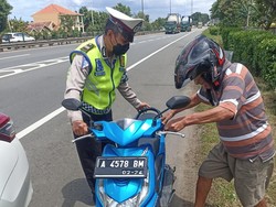 Kendarai Motor Masuk Tol Merak, Kakek Suroso Diamankan Polisi