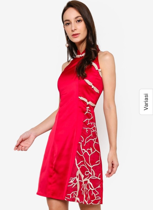 Red Romance Ravyn Mandarin Collar Dress mulai dari Rp800 ribu/Foto: Zalora/Megane