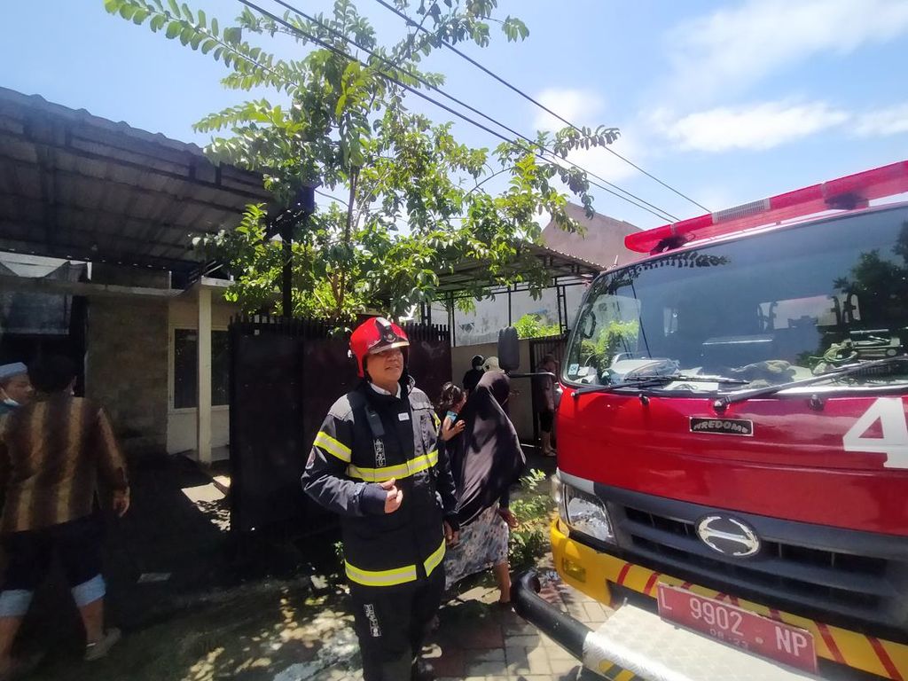 Sebuah Rumah di Karah Agung Surabaya Terbakar, 7 Damkar Diterjunkan