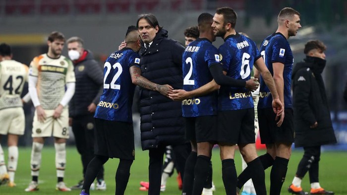 .MILAN, ITALY - JANUARY 22: Simone Inzaghi, Head Coach of FC Internazionale congratulates his players following their sides victory in the Serie A match between FC Internazionale and Venezia FC at Stadio Giuseppe Meazza on January 22, 2022 in Milan, Italy. (Photo by Marco Luzzani/Getty Images)