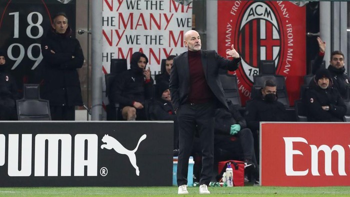 MILAN, ITALY - JANUARY 13: AC Milan coach Stefano Pioli issues instructions to his players during the Coppa Italia match between AC Milan and Genoa CFC at Stadio Giuseppe Meazza on January 13, 2022 in Milan, Italy. (Photo by Marco Luzzani/Getty Images)