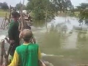Warga di Bojonegoro Gotong Royong Perbaiki Tanggul Jebol