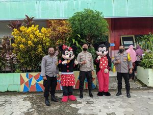 Siswa di Ponorogo Jalani Vaksinasi dengan Dihibur Badut Siswa di Ponorogo Jalani Vaksinasi dengan Dihibur Badut