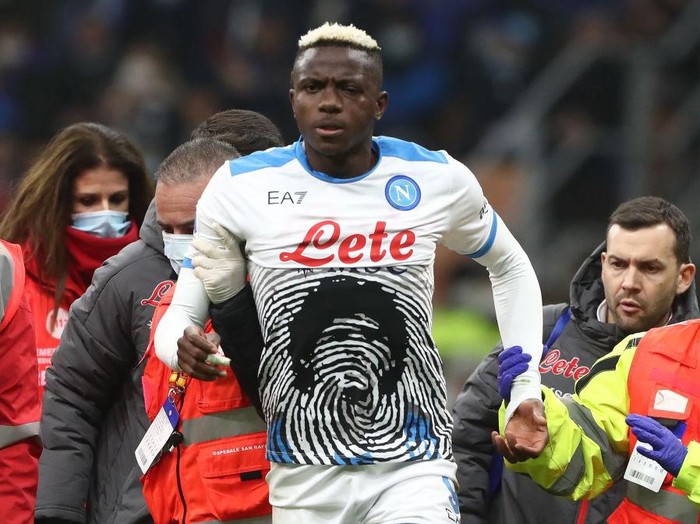 MILAN, ITALY - NOVEMBER 21: Victor Osimhen of SSC Napoli walk off with an injury during the Serie A match between FC Internazionale and SSC Napoli at Stadio Giuseppe Meazza on November 21, 2021 in Milan, Italy. (Photo by Marco Luzzani/Getty Images)