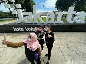 Warga Jakarta Beraktivitas di Tengah Ancaman Omicron