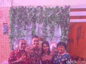 Tunangan Aprilio Manganang Ungkap Cerita di Balik Acara Lamaran Tunangan Aprilio Manganang Ungkap Cerita di Balik Acara Lamaran