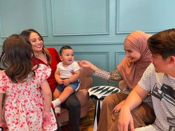 Zaskia Sungkar Dipuji Berhati Besar Lihat Irwansyah dan Acha Septriasa