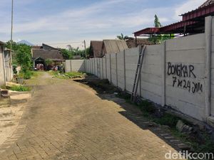 Menengok Rumah Warga Malang yang Aksesnya Tertutup Pagar Beton Perumahan