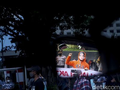 Aksi Massa Desak KPK Periksa Gibran-Kaesang