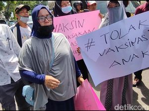 Warga Geruduk Kantor Disdik Parepapare Tolak Vaksinasi Anak Warga Geruduk Kantor Disdik Parepapare Tolak Vaksinasi Anak