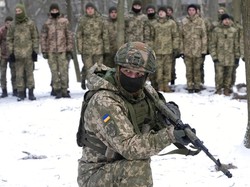 Bersiap Hadapi Rusia, Ratusan Warga Sipil Ukraina Dilatih Militer