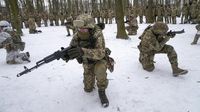 Semangat Warga Sipil Ukraina Berlatih Militer Meski Dingin-Bersalju
