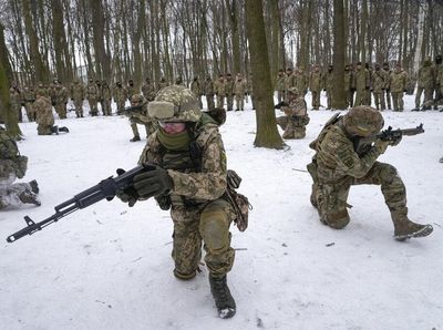 Semangat Warga Sipil Ukraina Berlatih Militer Meski Dingin-Bersalju