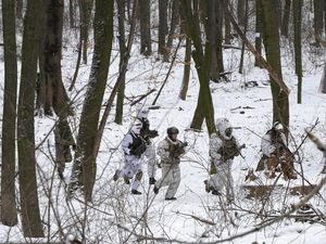Gempuran di Ukraina Timur Meningkat di Tengah Ancaman Invasi Rusia Gempuran di Ukraina Timur Meningkat di Tengah Ancaman Invasi Rusia
