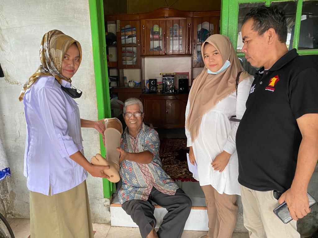 Andre Rosiade Bantu Kaki Palsu untuk Pensiunan di Lubeg Kota Padang
