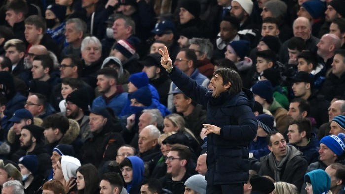 LONDON, ENGLAND - JANUARY 23: Antonio Conte, Manager of Tottenham Hotspur gives instructions during the Premier League match between Chelsea and Tottenham Hotspur at Stamford Bridge on January 23, 2022 in London, England. (Photo by Clive Mason/Getty Images)