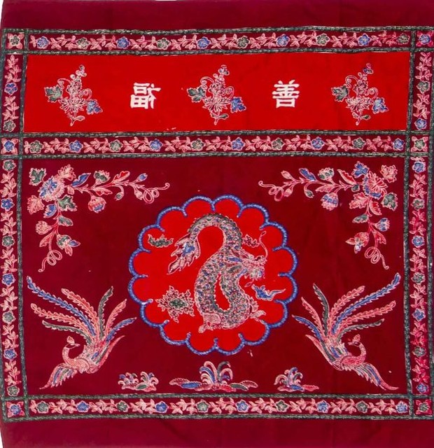 Liong/Naga dan Burung Hong merupakan fauna mitologi dari Tiongkok, batik Lasem menggunakan motif ini sebagai bentuk akulturasi budaya.