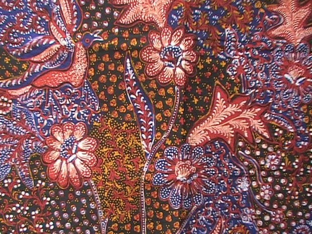 3 warna bersanding dalam Batik Lasem Tiga Negeri.