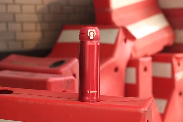 Botol Minum Berwarna Merah Ciptakan Kesan Mewah/Foto: Pixabay/ajhgb Botol Minum Berwarna Merah Ciptakan Kesan Mewah