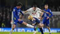 Tottenham mulai berusaha keluar dari tekanan. Di menit ke-58, serangan bisa dibangun, dan diakhiri dengan sepakan Steven Bergwijn di depan gawang. Namun, bolanya masih bisa ditangkap Kepa.