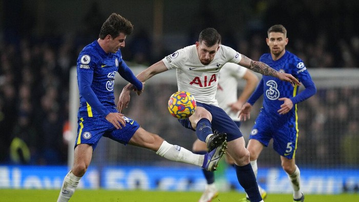 Chelseas Hakim Ziyech, right, jumps for the ball with Tottenhams Ben Davies during the English Premier League soccer match between Chelsea and Tottenham Hotspur at Stamford Bridge stadium in London, England, Sunday, Jan. 23, 2022. (AP Photo/Kirsty Wigglesworth)
