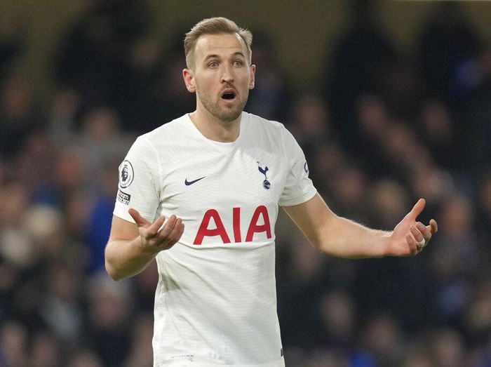 Chelsea's Hakim Ziyech, right, jumps for the ball with Tottenham's Ben Davies during the English Premier League soccer match between Chelsea and Tottenham Hotspur at Stamford Bridge stadium in London, England, Sunday, Jan. 23, 2022. (AP Photo/Kirsty Wigglesworth)