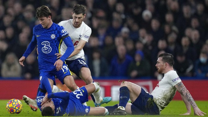 Chelsea Bayangi Liverpool Usai Kalahkan Tottenham Chelsea's Hakim Ziyech, right, jumps for the ball with Tottenham's Ben Davies during the English Premier League soccer match between Chelsea and Tottenham Hotspur at Stamford Bridge stadium in London, England, Sunday, Jan. 23, 2022. (AP Photo/Kirsty Wigglesworth)