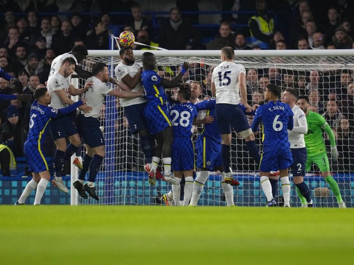 Chelsea's Hakim Ziyech, right, jumps for the ball with Tottenham's Ben Davies during the English Premier League soccer match between Chelsea and Tottenham Hotspur at Stamford Bridge stadium in London, England, Sunday, Jan. 23, 2022. (AP Photo/Kirsty Wigglesworth)