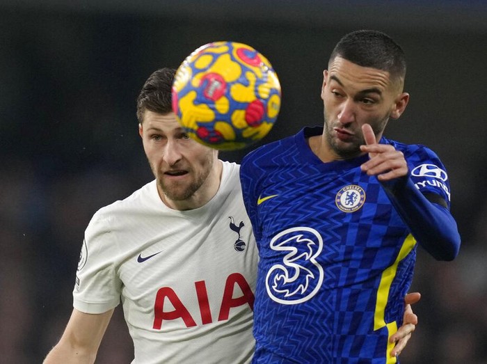 Chelsea's Hakim Ziyech, right, jumps for the ball with Tottenham's Ben Davies during the English Premier League soccer match between Chelsea and Tottenham Hotspur at Stamford Bridge stadium in London, England, Sunday, Jan. 23, 2022. (AP Photo/Kirsty Wigglesworth)