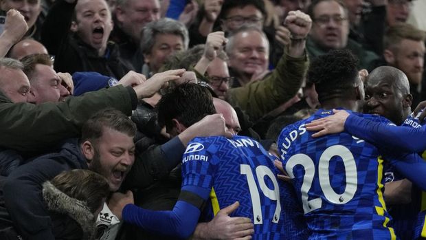 Chelsea players celebrate with their fans after Chelsea's Thiago Silva scored their side's second goal during the English Premier League soccer match between Chelsea and Tottenham Hotspur at Stamford Bridge stadium in London, England, Sunday, Jan. 23, 2022. (AP Photo/Kirsty Wigglesworth)