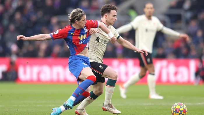 LONDON, ENGLAND - JANUARY 23: Diogo Jota of Liverpool holds off Connor Gallagher of Crystal Palace during the Premier League match between Crystal Palace  and  Liverpool at Selhurst Park on January 23, 2022 in London, England. (Photo by Alex Pantling/Getty Images)