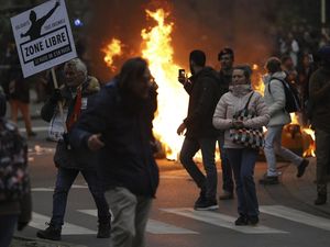 Wartawan Diserang saat Demo Tolak Vaksin di Belgia Wartawan Diserang saat Demo Tolak Vaksin di Belgia