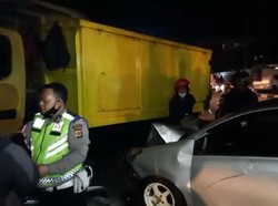 Ngeri! Truk Seruduk Minibus-Pikap-2 Sepeda Motor di Sumedang