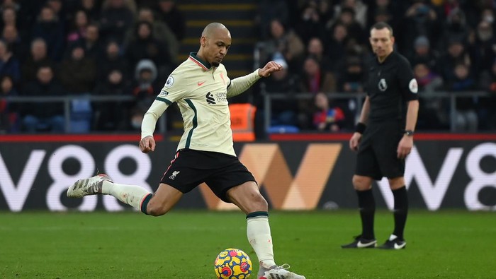 LONDON, ENGLAND - JANUARY 23: Fabinho of Liverpool scores from the penalty spot during the Premier League match between Crystal Palace  and  Liverpool at Selhurst Park on January 23, 2022 in London, England. (Photo by Mike Hewitt/Getty Images)