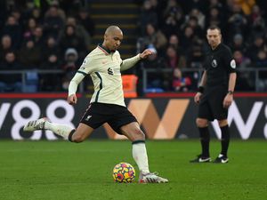 Patrick Vieira Pertanyakan Penalti untuk Liverpool