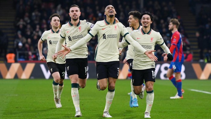 LONDON, ENGLAND - JANUARY 23: Fabinho of Liverpool celebrates with teammates Jordan Henderson and Takumi Minamino (R) after scoring their sides third goal from the penalty spot during the Premier League match between Crystal Palace  and  Liverpool at Selhurst Park on January 23, 2022 in London, England. (Photo by Mike Hewitt/Getty Images)