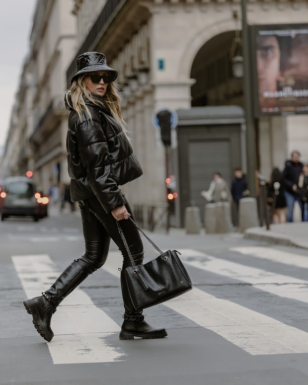 Variasikan tekstur dalam satu warna/