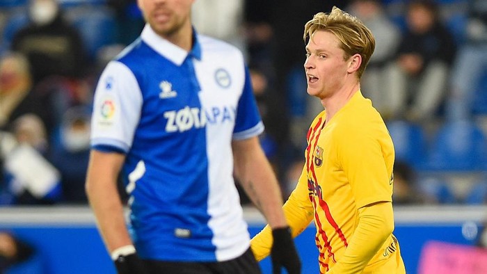 Barcelonas Dutch midfielder Frenkie De Jong celebrates after scoring a goal during the Spanish league football match between Deportivo Alaves and FC Barcelona at the Mendizorroza stadium in Vitoria on January 23, 2022. (Photo by Ander GILLENEA / AFP)