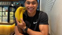 Gaya Keren Aprilio Manganang Saat Minum Kopi dan Makan Pisang