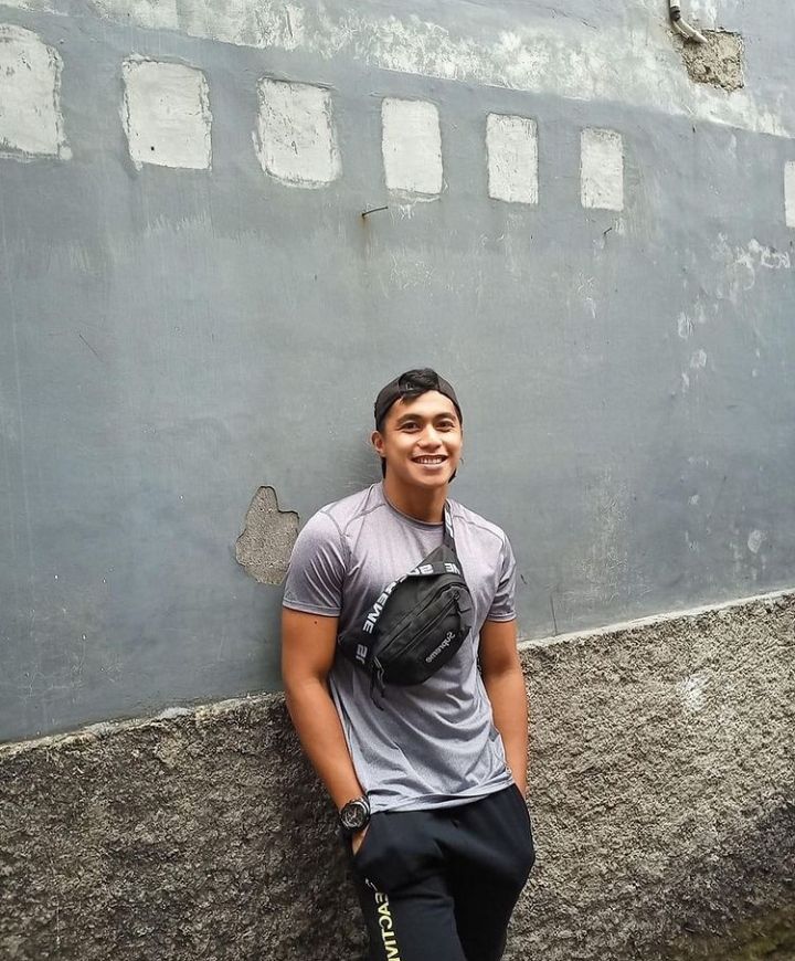 Resmi Bertunangan, Begini Gaya Aprilio Saat Minum kopi hingga Makan Pisang