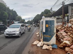 Galian PLN Jl TB Simatupang Arah Kampung Rambutan Masih Bikin Macet Galian PLN Jl TB Simatupang Arah Kampung Rambutan Masih Bikin Macet